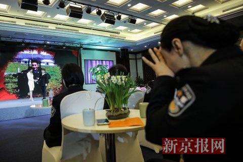 活动现场，牺牲警察家属上台与主持人互动。