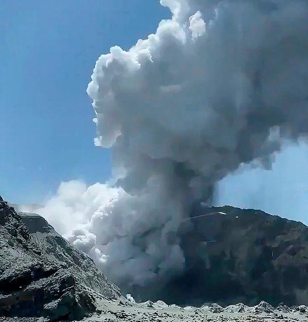 新西兰火山喷发曝出隐情，游客登岛前，都要签一份特殊协议