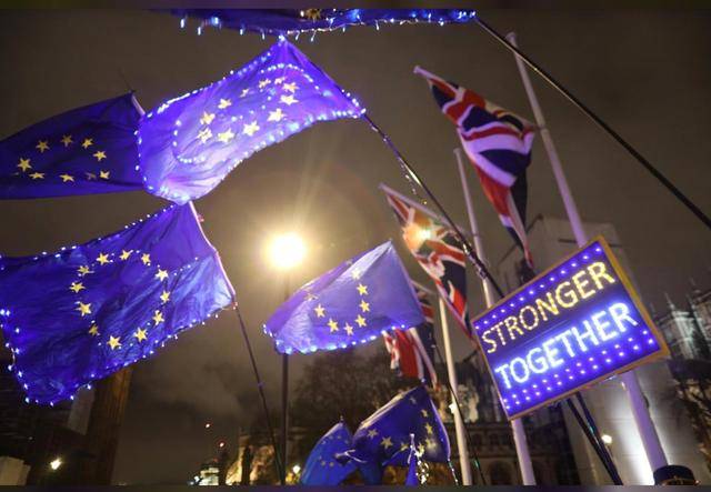  1月30日，留欧派在伦敦议院外举起欧盟和英国的旗帜（图源：AP）