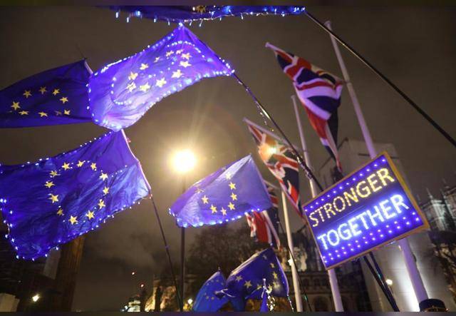  1月30日，留欧派在伦敦议院外举起欧盟和英国的旗帜（图源：AP）