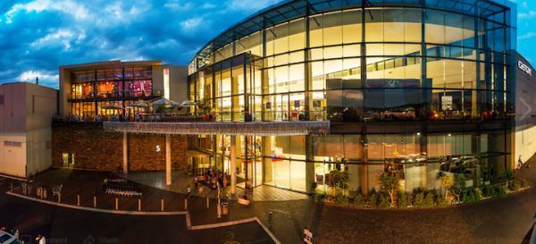 Bedfordview的Eastgate购物中心。 南澳大利亚州的商业房地产部门-包括大量的高层办公空间和大型购物中心-连同旅行和旅游业，一直是该国受灾最严重的地区。